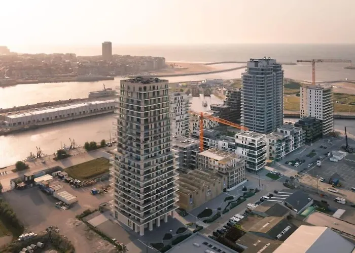 Huswell - Modern New Apartment With Pool Access And Parking