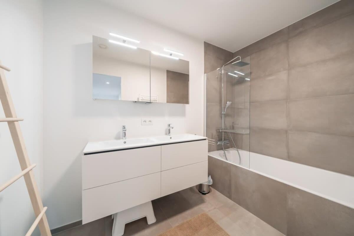 Huswell - Modern New With Pool Access And Parking Apartment