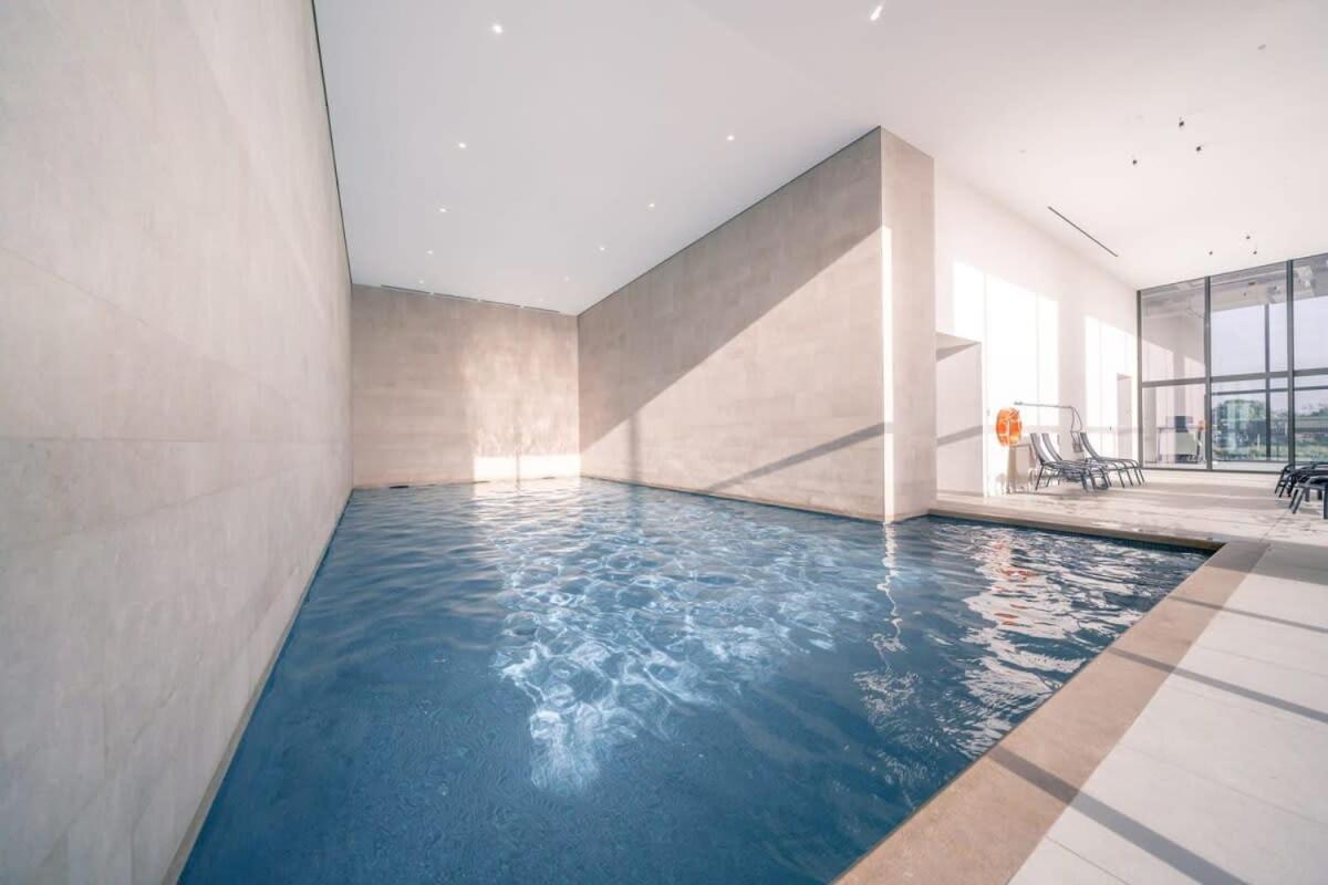 Huswell - Modern New With Pool Access And Parking *