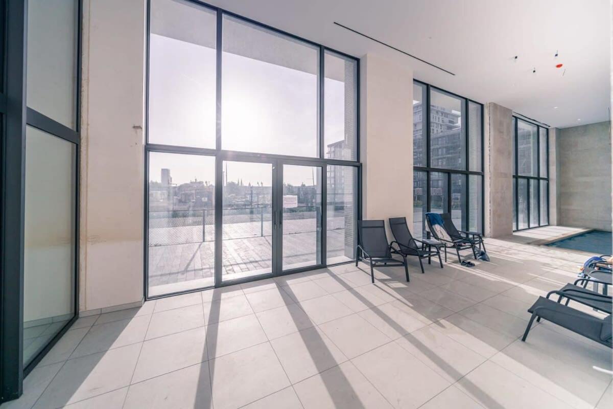 Huswell - Modern New With Pool Access And Parking Apartment *